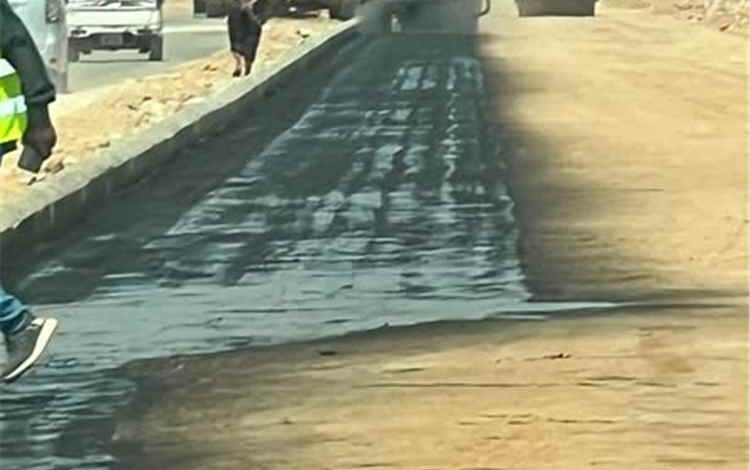 بدء المرحلة الأولى من أعمال السفلتة بمشروع توسعة وتأهيل الشارع الرئيسي بمدينة عزان