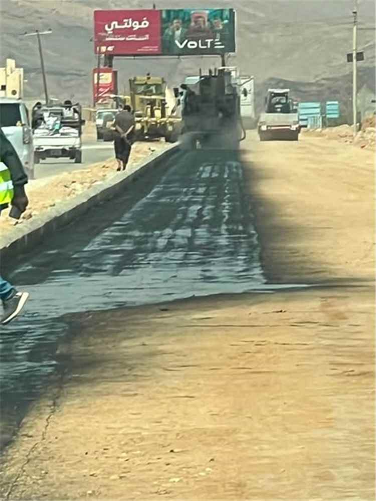 بدء المرحلة الأولى من أعمال السفلتة بمشروع توسعة وتأهيل الشارع الرئيسي بمدينة عزان