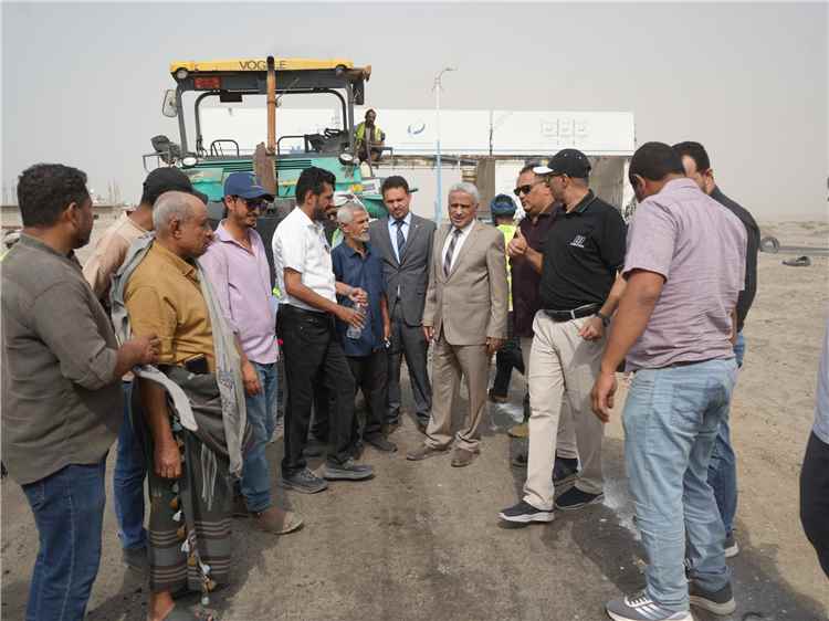 برعاية وتوجيهات وزير الأشغال.. رئيس صندوق صيانة الطرق يدشن أعمال الأسفلت في خط «دوفس» بأبين