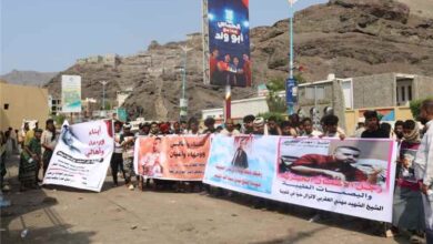 بعد 11 شهرًا على مقتله.. محتجون في عدن يطالبون بحسم قضية مهدي العقربي