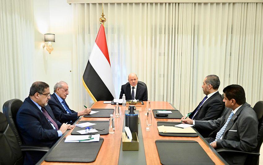 بعد أكثر من 9 أشهر على قرارات سابقة.. العليمي يشدد على إغلاق الموانئ غير القانونية ويؤكد انتهاء التساهل مع التهريب