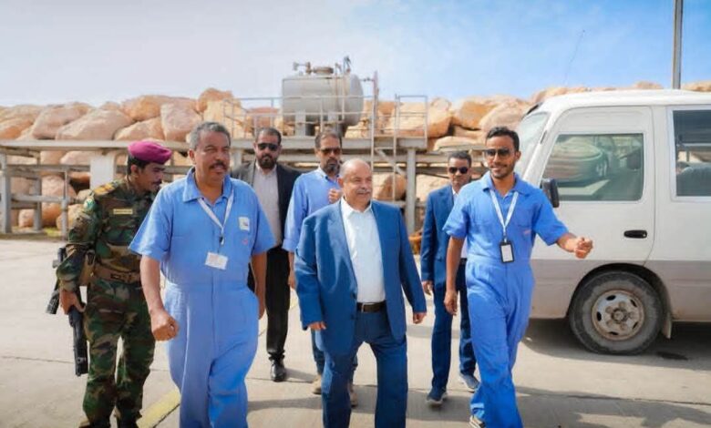 بعد استئناف تصدير النفط.. الخنبشي يتفقد ميناء الضبة ويشدد على رفع الجاهزية..