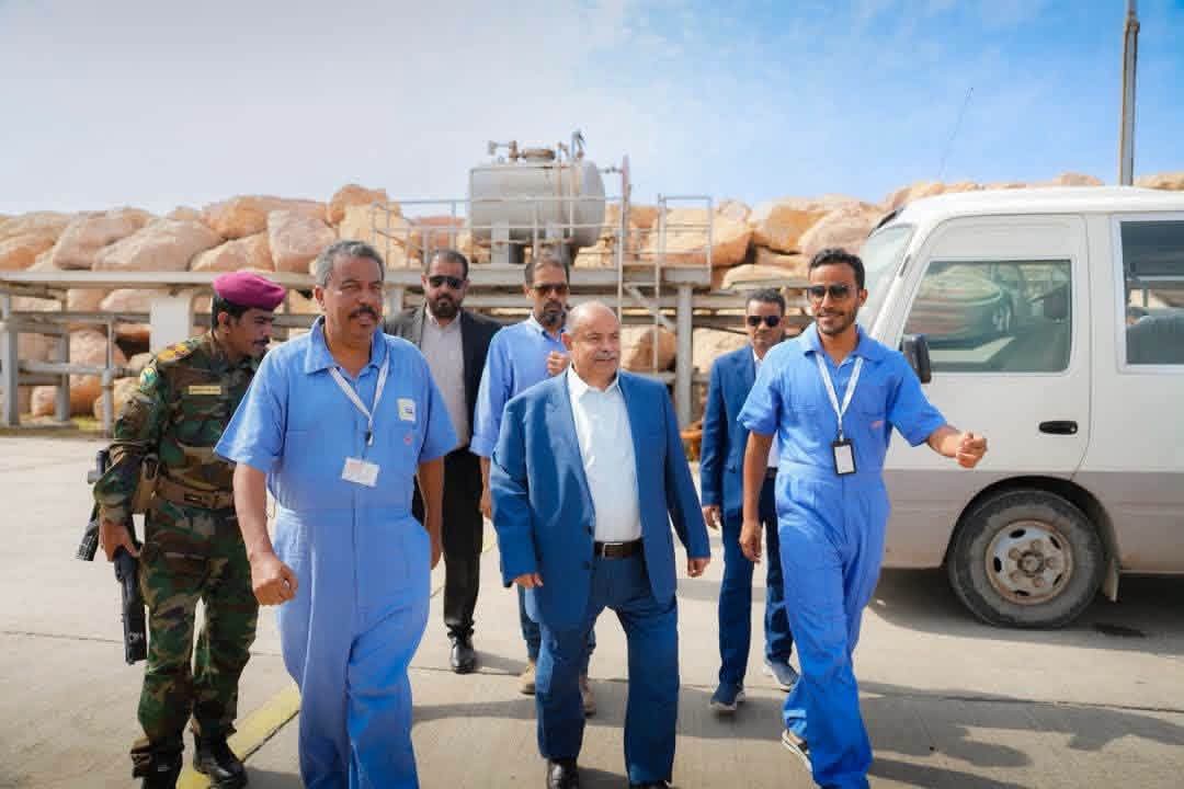 بعد استئناف تصدير النفط.. الخنبشي يتفقد ميناء الضبة ويشدد على رفع الجاهزية..
