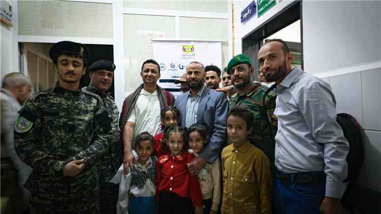 بعد استفادة أكثر من 700 مواطن ...محافظ الضالع يشيد بما حققه مخيم العيون