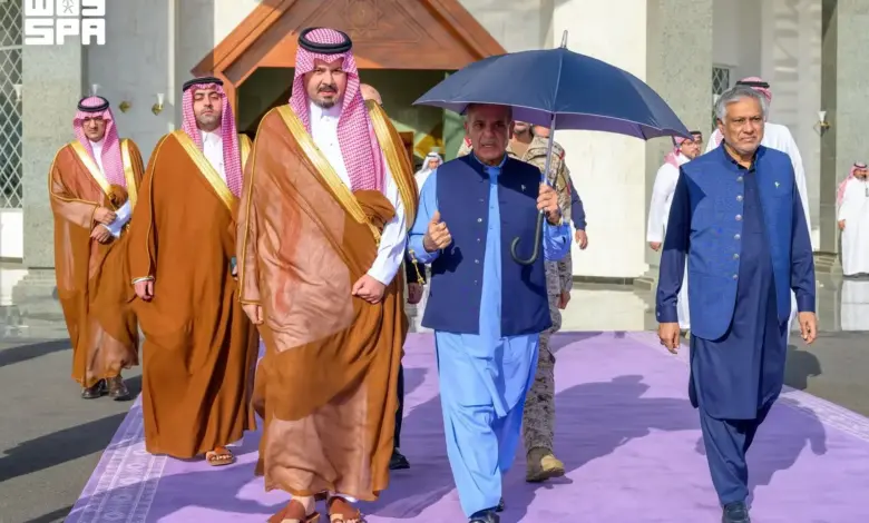بعد توقيع «اتفاقية مكة» وأداء العمرة.. شهباز شريف يختتم زيارته للمملكة مغادراً من المدينة المنورة