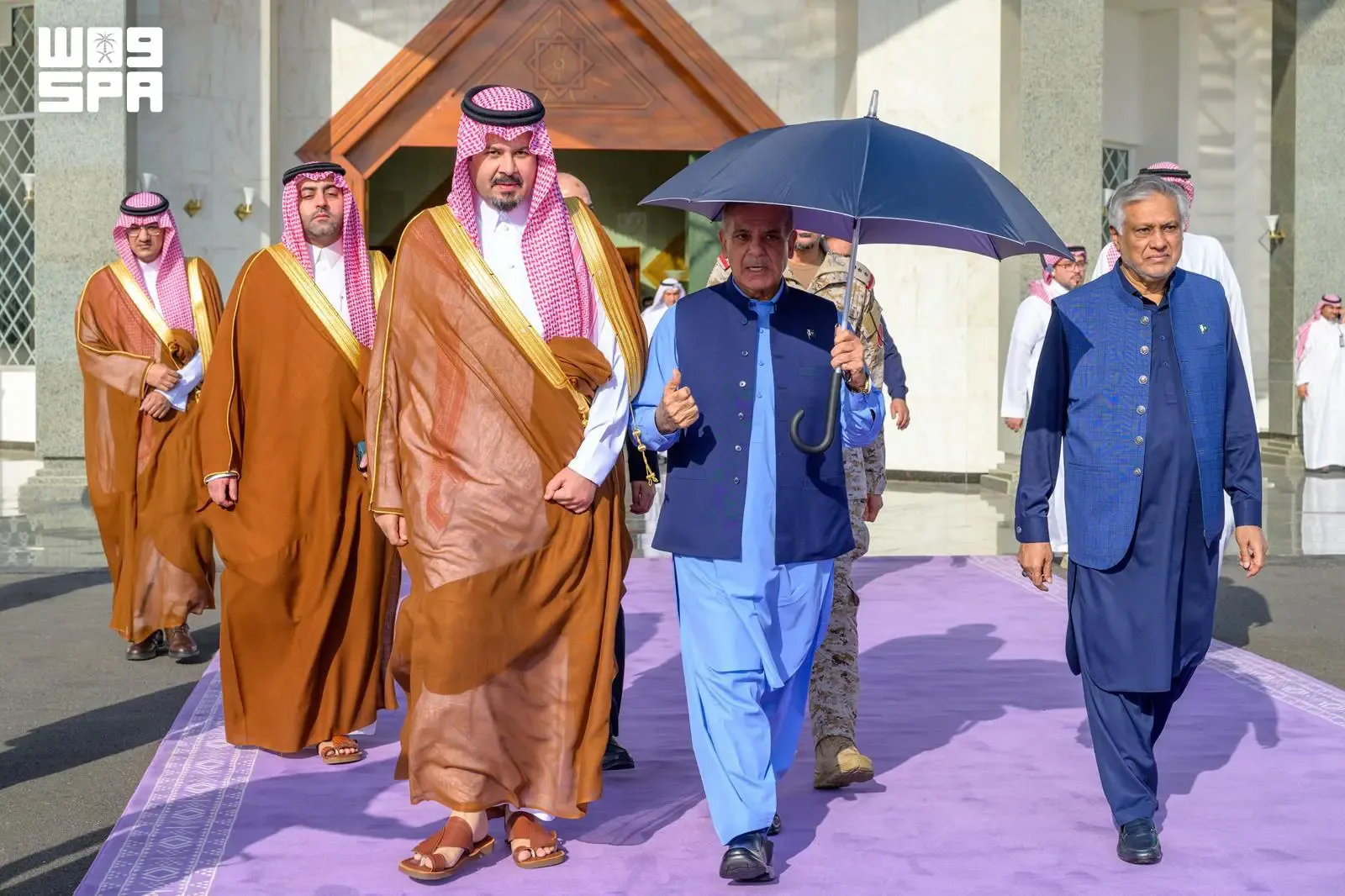 بعد توقيع «اتفاقية مكة» وأداء العمرة.. شهباز شريف يختتم زيارته للمملكة مغادراً من المدينة المنورة