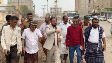 بعد سنوات من التعثر.. اليزيدي يدشن مشروع سفلتة طريق «جولة البيرق – شرطة كابوتا»