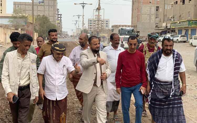 بعد سنوات من التعثر.. اليزيدي يدشن مشروع سفلتة طريق «جولة البيرق – شرطة كابوتا»