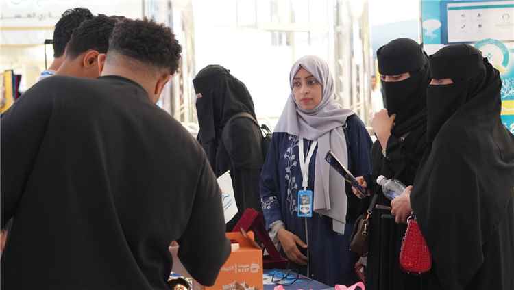 بعيادات مجانية.. جامعة الريادة تدشن جناحها في مهرجان "العودة للمدارس" بعدن