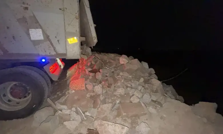 بلدية طيبة بجدة تُزيل مخلفات الحفر الصخري وترفع جودة المشهد الحضري