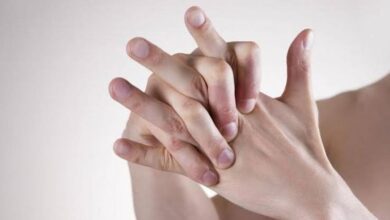 بين الفوائد والأضرار.. هل يجب أن نتوقف عن طقطقة الأصابع؟