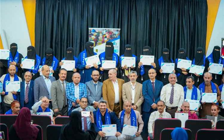 تأهيل 70 معلماً ومعلمة بتعز في ختام برنامج "الشهادات الدولية المهنية في التدريس"