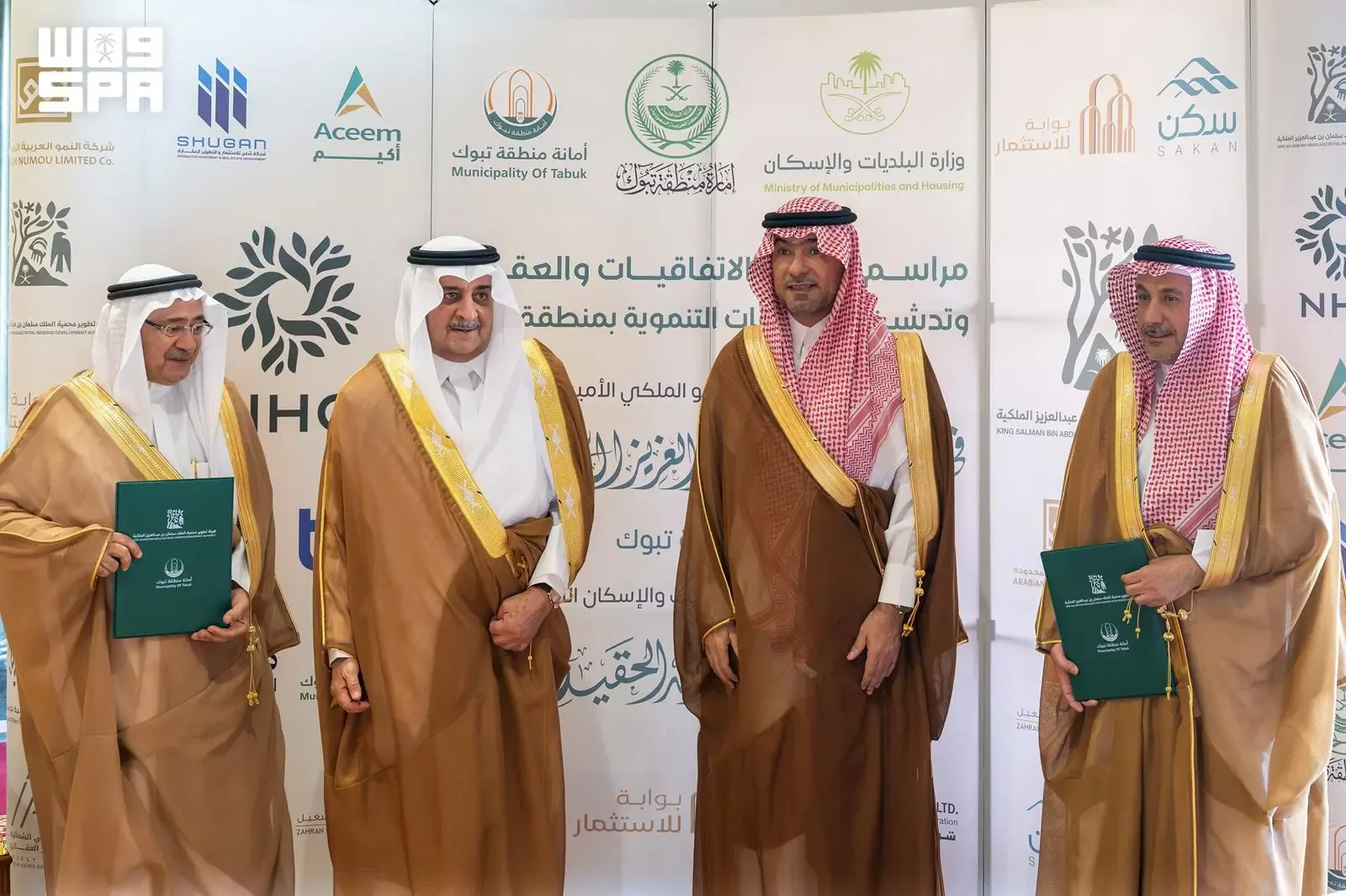 تبوك تُوقّع عقوداً ومشروعات تنموية واستثمارية وإسكانية بمليارات الريالات