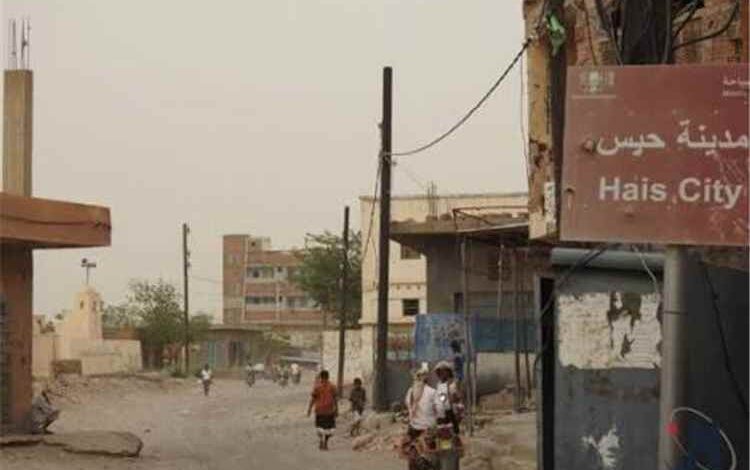 تحت قصف الحوثيين.. نزوح أكثر من 100 أسرة من شمال حيس