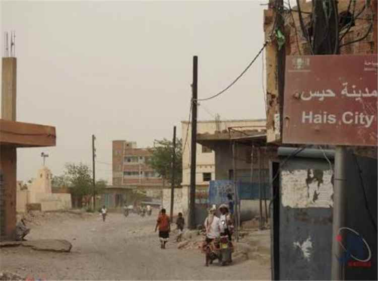 تحت قصف الحوثيين.. نزوح أكثر من 100 أسرة من شمال حيس