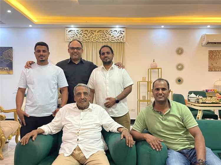 ترسيخاً لقيم الوفاء.. وفد سقطري يزور القائد حسن باعوم بمصر
