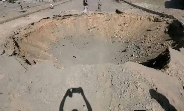 تصعيد إرهابي جديد.. المليشيات الحوثية تقصف مأرب بالصواريخ والمسيرات والدفاعات الجوية تسقط إحداها