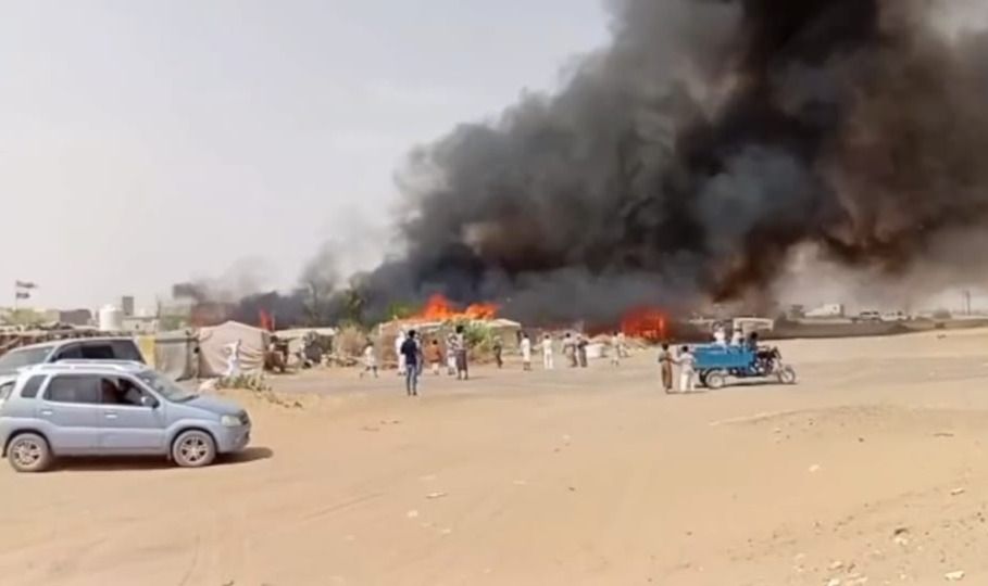 تضرر 23 مسكناً وإصابة 4 مواطنين جراء حريق في مخيم الوحدة للنازحين بمأرب