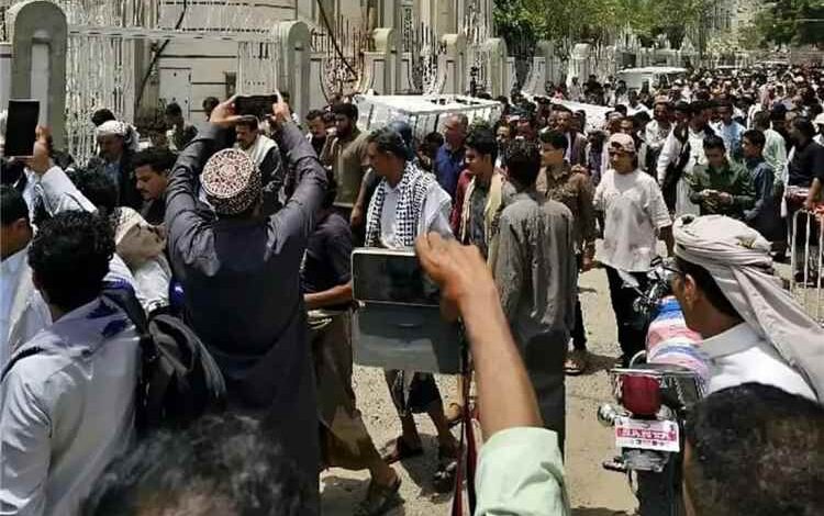 تعز تشيّع مراسل "العربية" محمد عيضة وسط مطالبات بمحاسبة الجناة