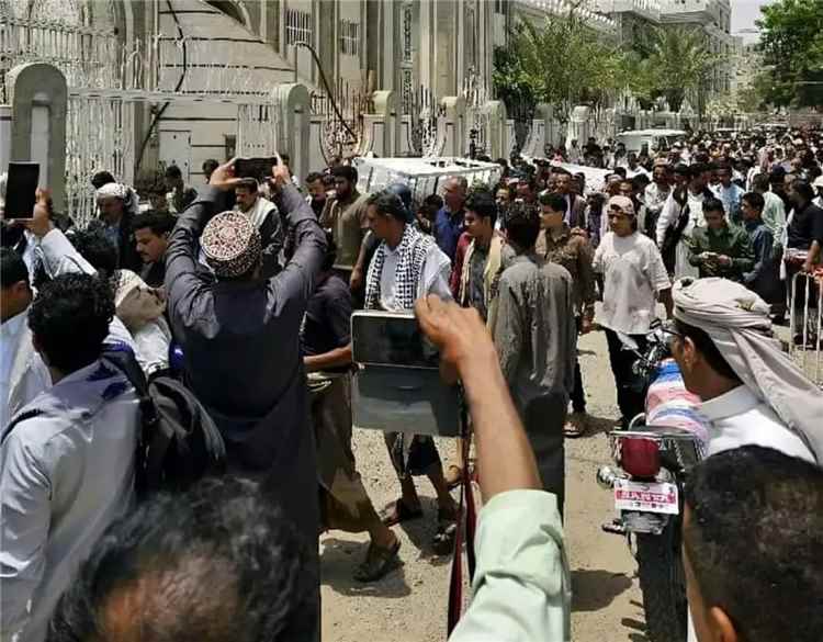 تعز تشيّع مراسل "العربية" محمد عيضة وسط مطالبات بمحاسبة الجناة
