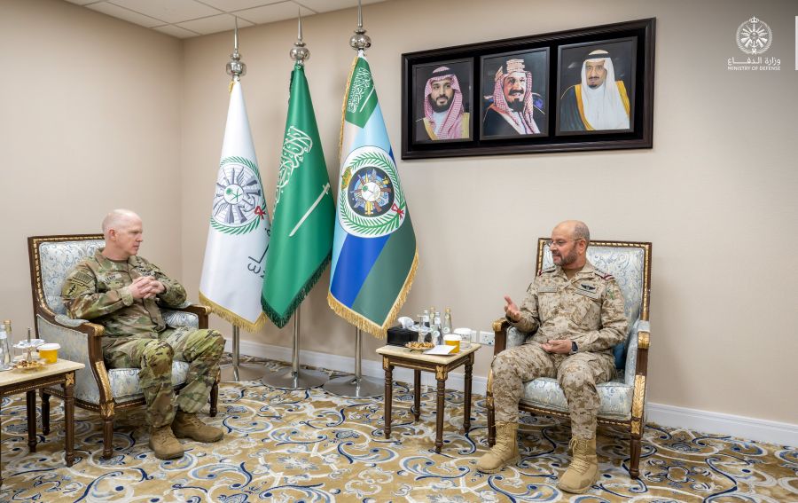 تفاصيل لقاء رئيس الأركان السعودي مع قائد الجيش المركزي الأمريكي