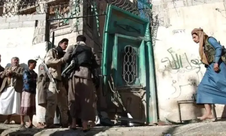 تقرير حقوقي صادم يكشف حصيلة الانتهاكات الحوثية في صنعاء: 105 قتلى و3,219 خرقاً حقوقياً خلال عامين