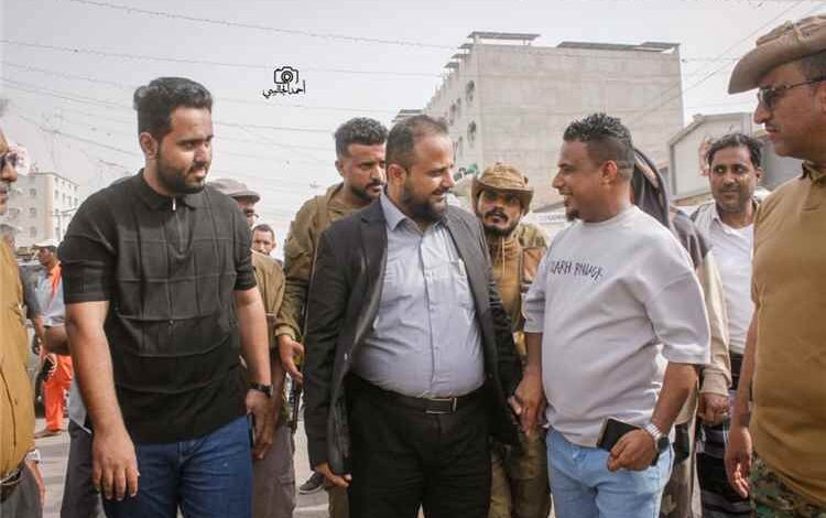تواصل أعمال الحملة الشاملة للنظافة في المنصورة لليوم الثاني بإشراف اليزيدي