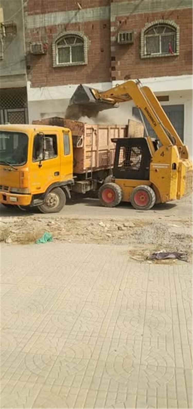 تواصل أعمال النظافة والرفع الميداني بمساندة كوادر المشروع في منطقة الشافعي بفوة