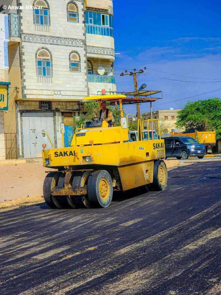 تواصل أعمال توسعة وتأهيل شارع الأربعين بمدينة عتق