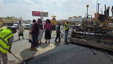 تواصل أعمال سفلتة شوارع عتق ضمن خطة تنموية شاملة لتحسين البنية التحتية بعاصمة شبوة