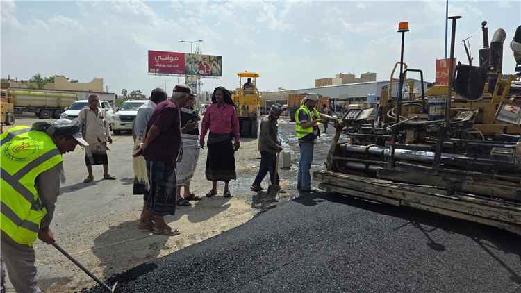 تواصل أعمال سفلتة شوارع عتق ضمن خطة تنموية شاملة لتحسين البنية التحتية بعاصمة شبوة