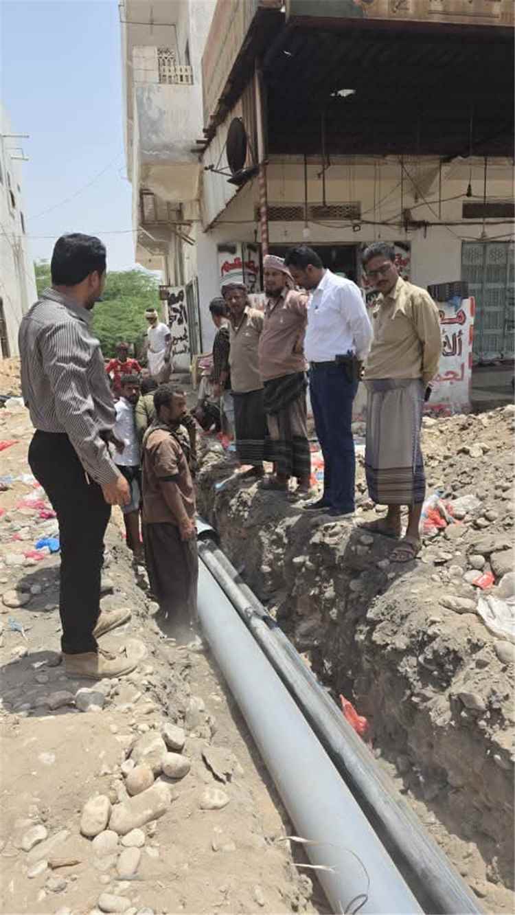 تواصل الأعمال في مشروع توسعة وتأهيل الشارع الرئيسي بمدينة عزان بمديرية ميفعة