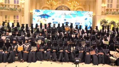 جامعة العادل تحتفي بتخرج 232 طالبًا وطالبة في حفل تخرجها الثامن بعدن