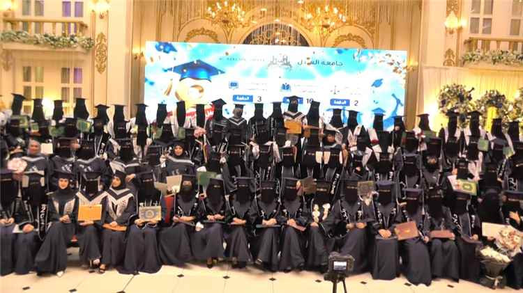 جامعة العادل تحتفي بتخرج 232 طالبًا وطالبة في حفل تخرجها الثامن بعدن