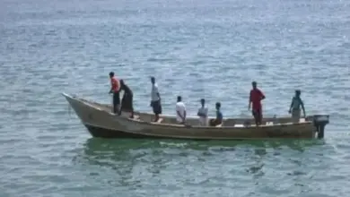 جريمة حوثية جديدة في البحر الأحمر.. إصابة 3 صيادين وفقدان آخرين بقصف باليستي استهدف قواربهم قرب (حنيش)