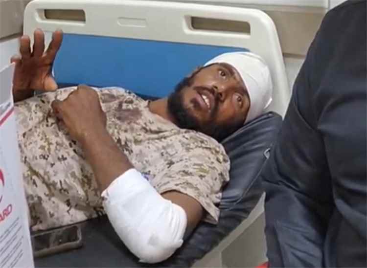 جندي جريح يروي تفاصيل الهجوم الحوثي ويؤكد: عزيمتنا لن تلين… ونطالب بتسريع معركة التحرير