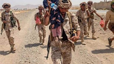 المشهد اليمني - جندي في "دفاع شبوة" ينقذ طفلة من حرارة الظهيرة ويتصدر التريند.. "واجب إنساني وديني"