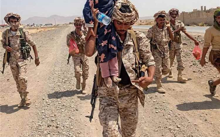 المشهد اليمني - جندي في "دفاع شبوة" ينقذ طفلة من حرارة الظهيرة ويتصدر التريند.. "واجب إنساني وديني"