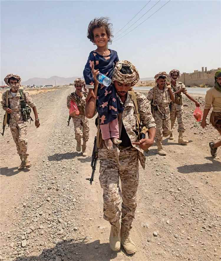 المشهد اليمني - جندي في "دفاع شبوة" ينقذ طفلة من حرارة الظهيرة ويتصدر التريند.. "واجب إنساني وديني"