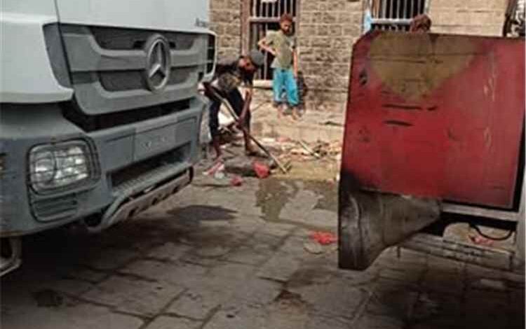 جهود مكثفة لتحسين الخدمات.. السلطة المحلية بالتواهي تواصل استهداف بؤر انسداد الصرف الصحي في عدة أحياء