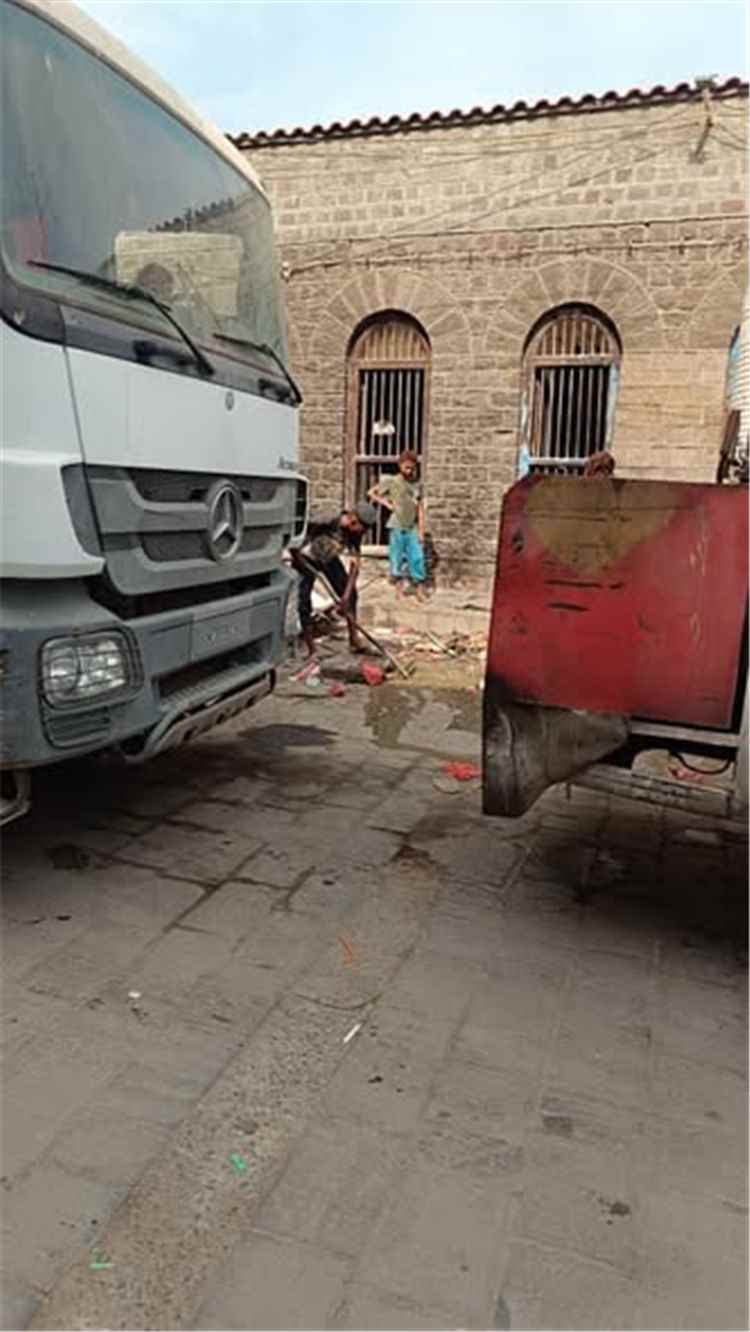 جهود مكثفة لتحسين الخدمات.. السلطة المحلية بالتواهي تواصل استهداف بؤر انسداد الصرف الصحي في عدة أحياء