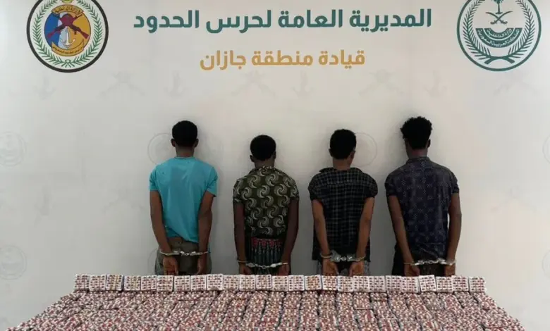 حرس الحدود بجازان يقبض على 4 مخالفين لتهريب 149,400 قرص خاضع لتنظيم التداول الطبي