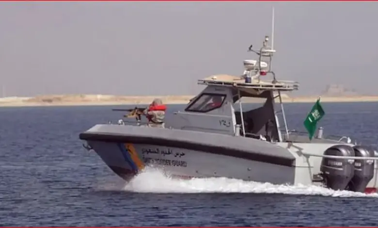 حرس الحدود بجدة ينقذ مواطنين ومقيمين تعطلت وسيلتهم البحرية في عرض البحر