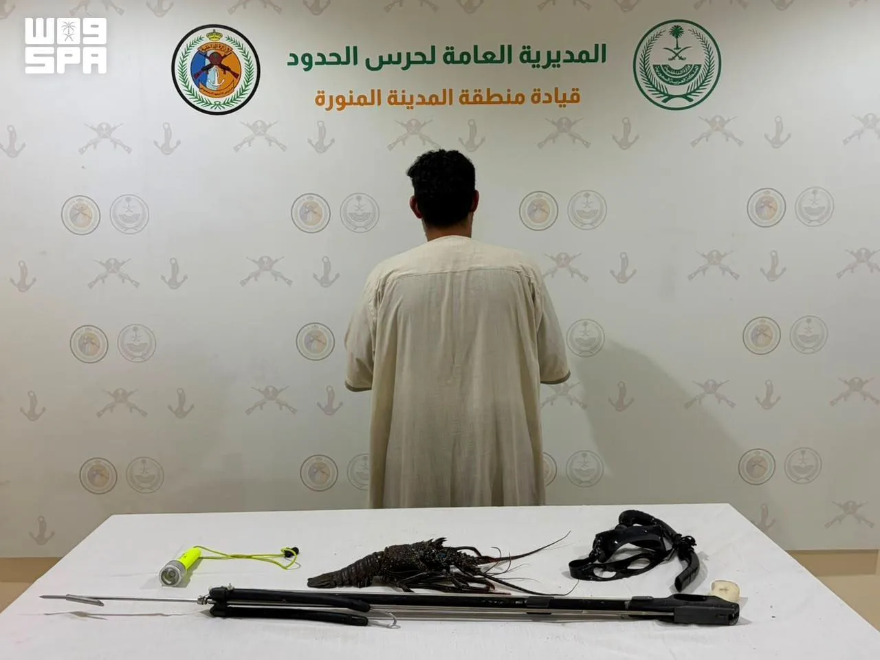 حرس الحدود بينبع يضبط مواطناً يصطاد دون تصريح بأدوات محظورة