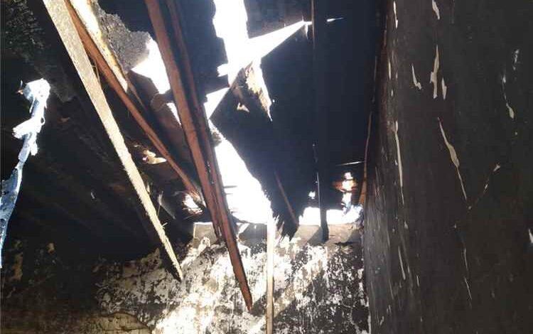 حريق يلتهم منزلًا بالكامل في الكود بأبين.. والأسرة تناشد المحافظ والمنظمات الإغاثية تقديم المساعدة