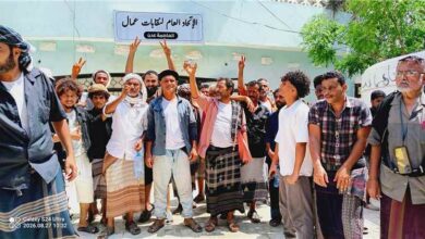 حضور عمالي واسع في عدن تأييدًا لاتحاد النقابات ومطالبات بتجميد الاشتراكات النقابية