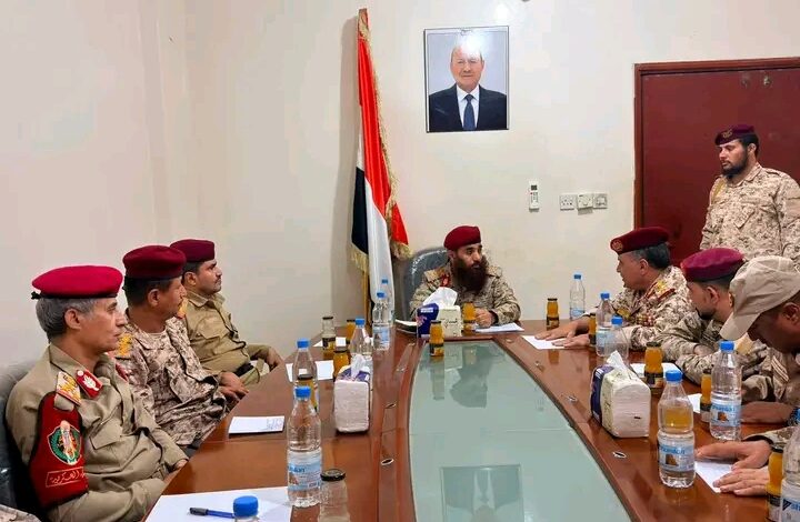 حمدي شكري يلتقي قيادة محور تعز ويوجه برفع الجاهزية وتوحيد الجهود