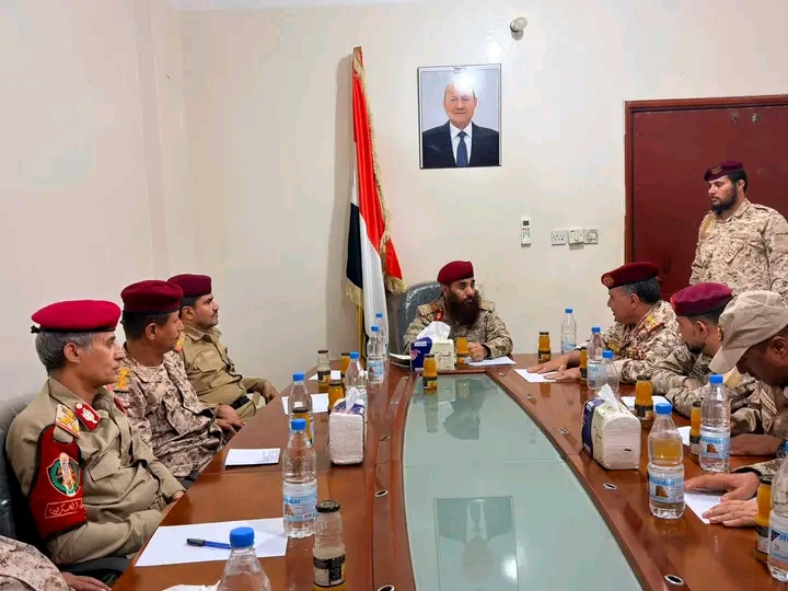 حمدي شكري يلتقي قيادة محور تعز ويوجه برفع الجاهزية وتوحيد الجهود