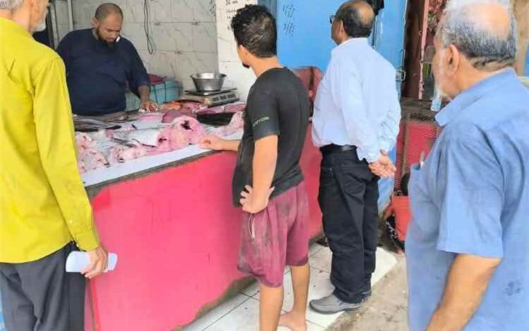 حملة رقابية لضبط أسعار الأسماك والخضروات في أسواق المعلا
