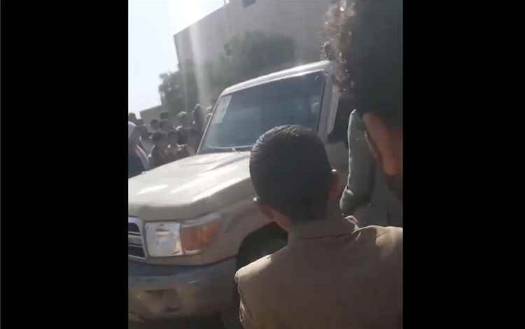 المشهد اليمني - حوثي يقتحم مدرسة "بنات" في عمران ويطلق النار عشوائيا ويتسبب في إصابات وشجاعة المديرة والمعلمات تمنع كارثة